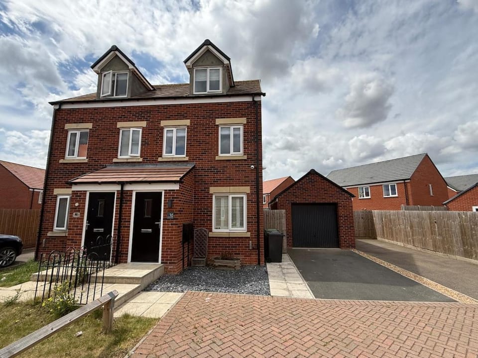 Hampton Haven - Quiet-3 big Bedrooms-Fast WiFi-Parking-3 bathrooms House in Huntingdonshire District