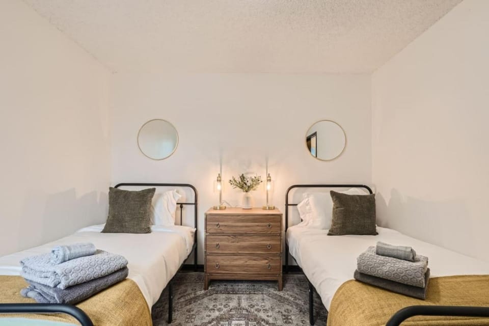 Stylish Townhouse Retreat - 15 min to DT House in Westminster