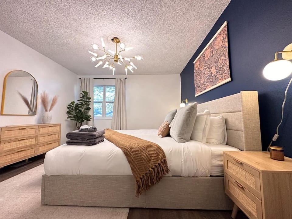 Stylish Townhouse Retreat - 15 min to DT House in Westminster