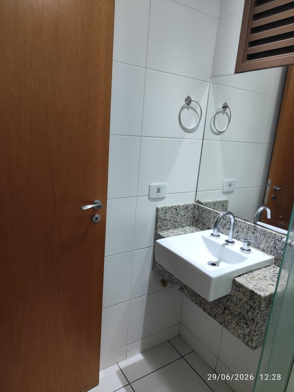 APARTAMENTO NO CENTRO DE CURITIBA, wi-fi, lavanderia, mini mercado, academia, piscina e sauna, próximo ao SHOPPING ESTAÇÃO Apartment in Curitiba