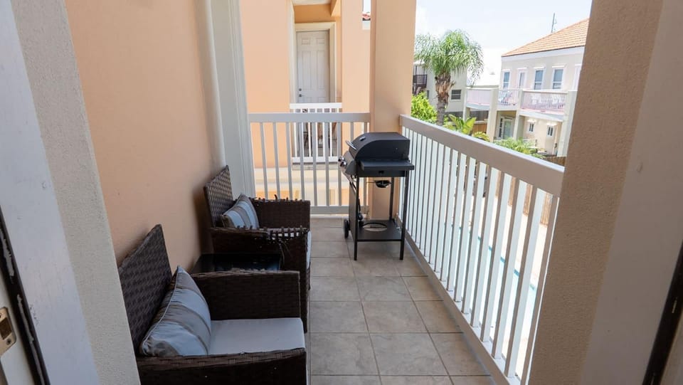 2BR Pool, 200 Steps to Beach, High Ceilings SPI apts Apartment in South Padre Island