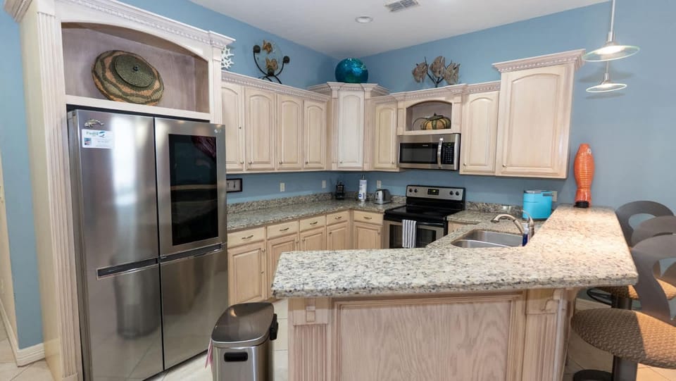 2BR Pool, 200 Steps to Beach, High Ceilings SPI apts Apartment in South Padre Island