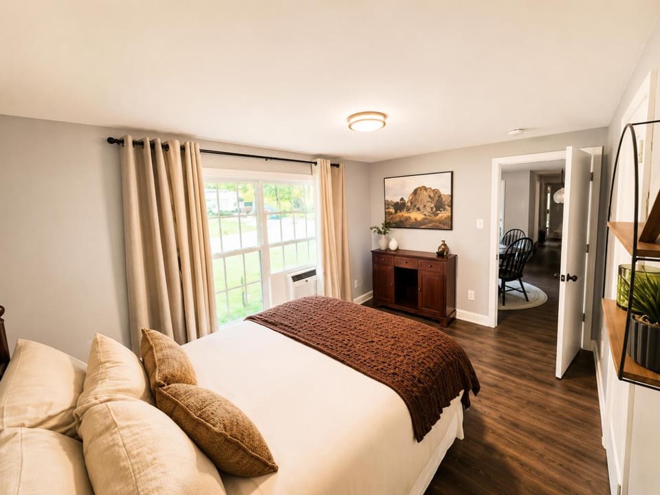 Bed, Photo of the whole room, Decorative detail, Bedroom