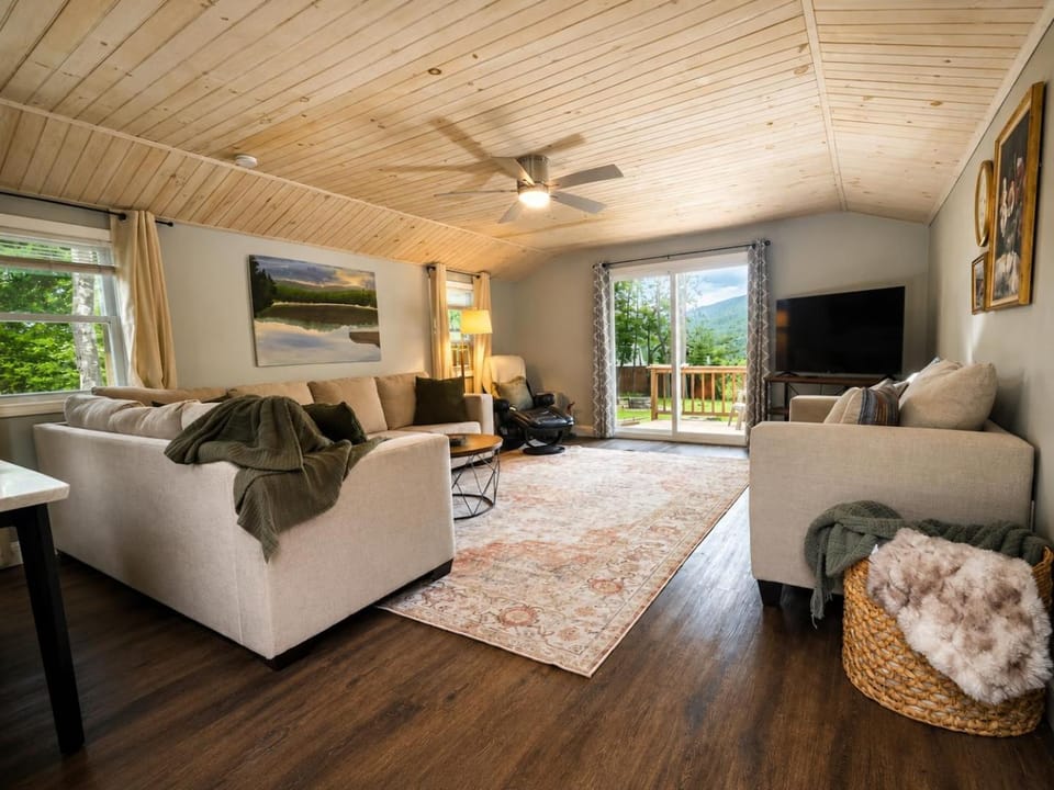 TV and multimedia, View (from property/room), Balcony/Terrace, Living room, Seating area