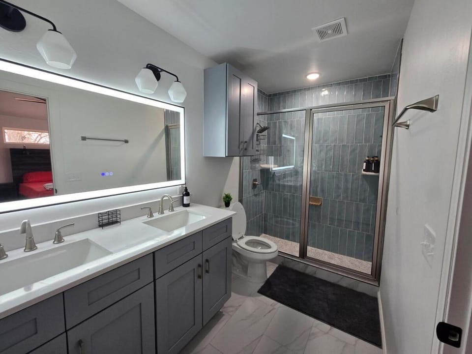 Lovely New Home near Resort Downtown OU Hospitals Villa in Oklahoma City