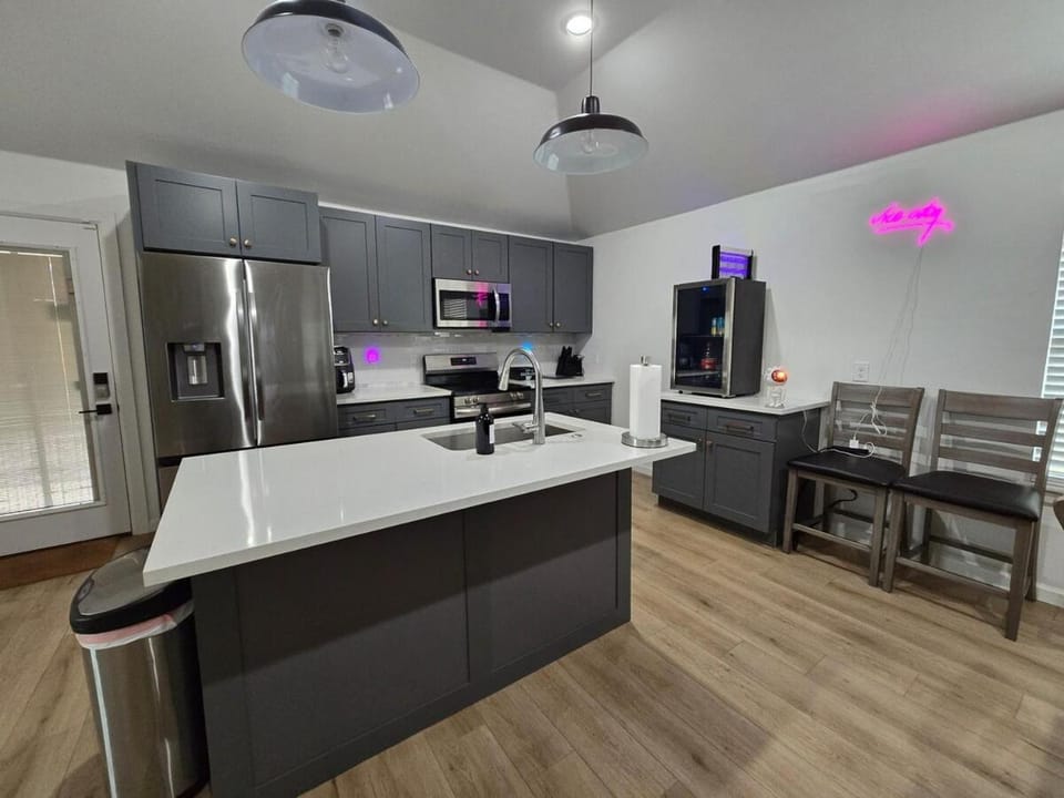 Lovely New Home near Resort Downtown OU Hospitals Villa in Oklahoma City