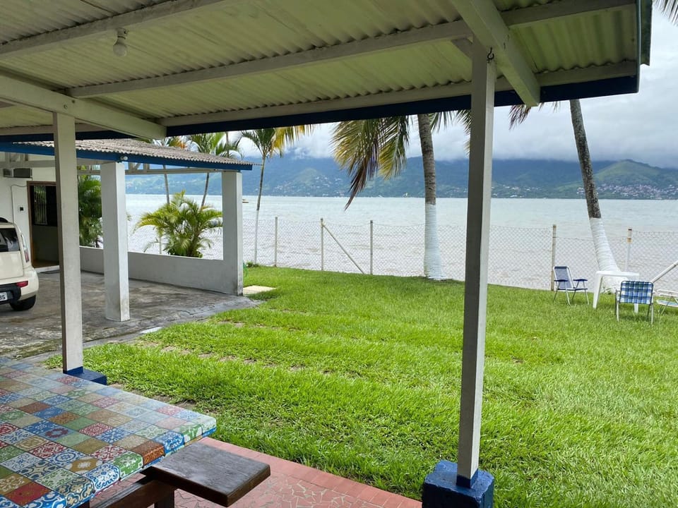 Na beira da praia House in São Sebastião