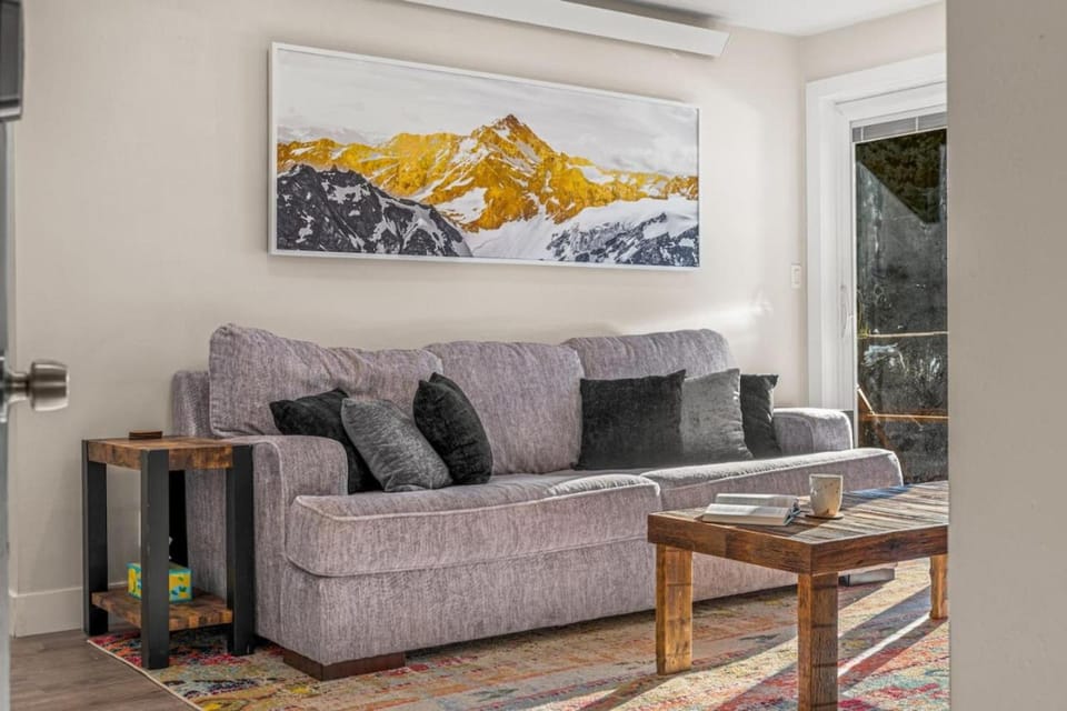 New Prime Location Skiers Paradise Apartment in Avon