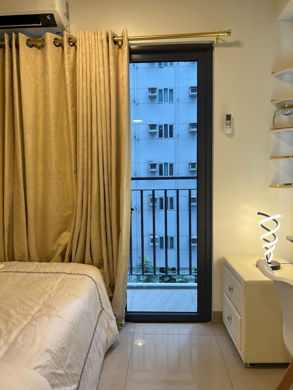 Gild 1br w Balcony near MOA Shore 2 w Netflix Apartment in Pasay