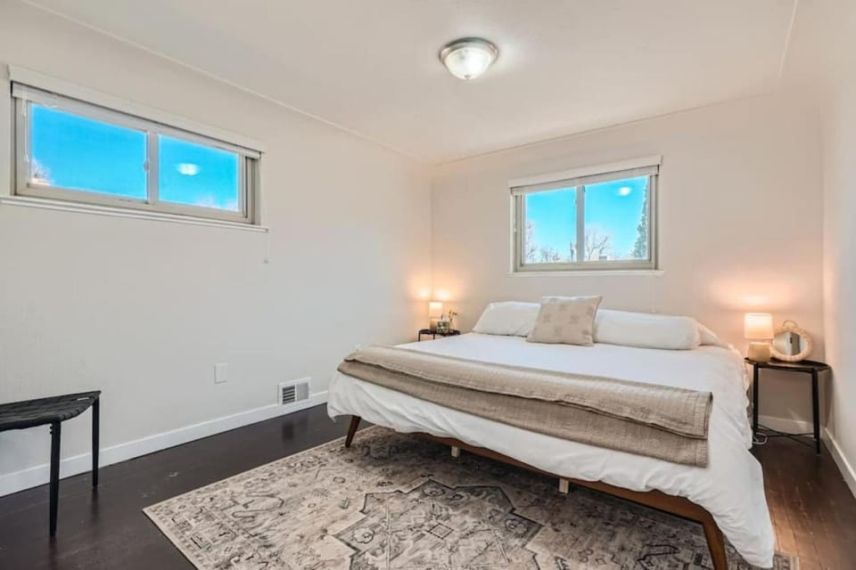 Regis I Tennyson I Sleeps 8 I Red Rocks I Pets House in Denver