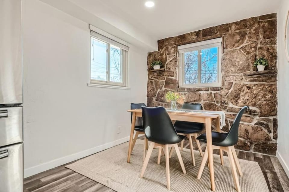 Regis I Tennyson I Sleeps 8 I Red Rocks I Pets House in Denver