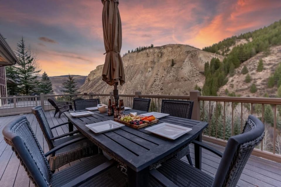Spectacular views Private Hot Tub Sleeps 16 House in Avon