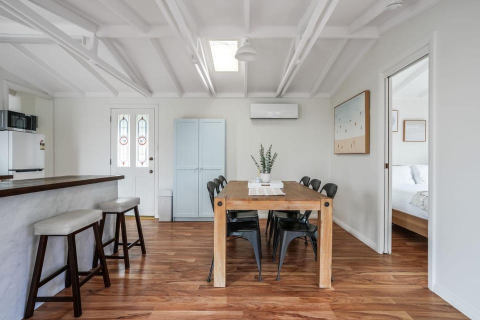 Bed, Dining area, Bedroom
