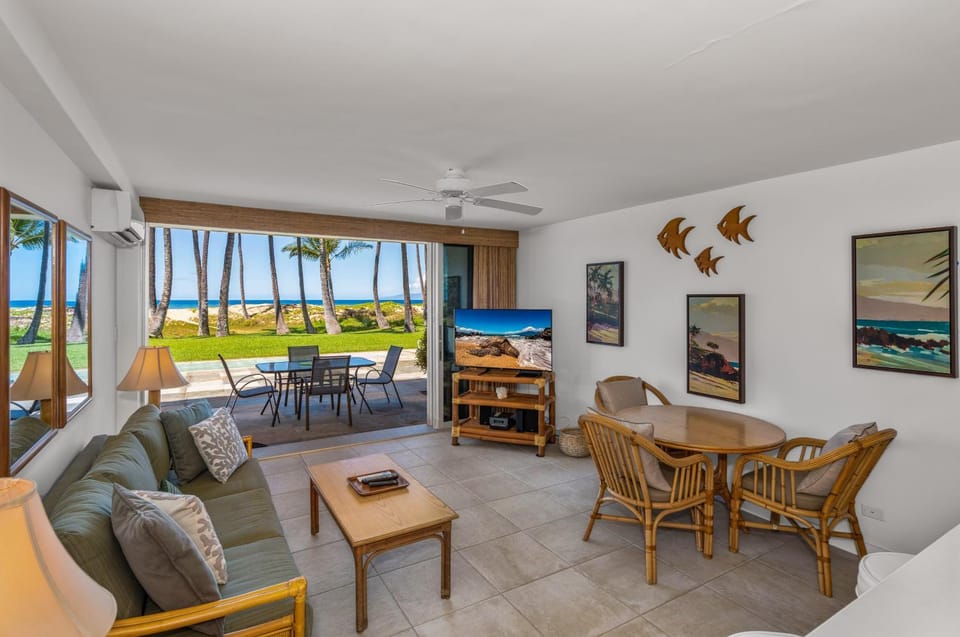Hale Kai O Kihei #116 2 Bd 2 Ba Oceanfront Ocean View Condo! Sleeps 6 Apartment in Kihei