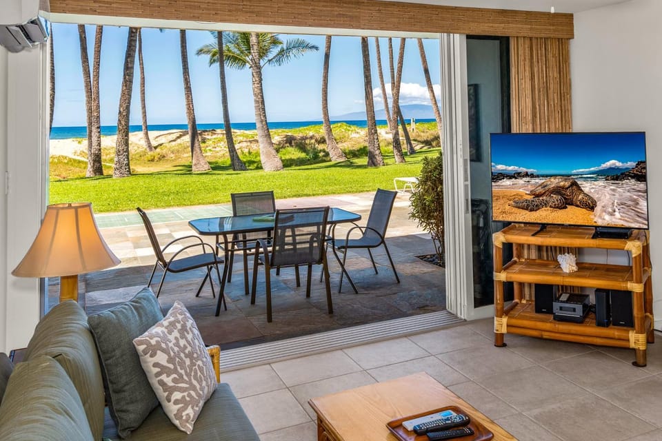 Hale Kai O Kihei #116 2 Bd 2 Ba Oceanfront Ocean View Condo! Sleeps 6 Apartment in Kihei