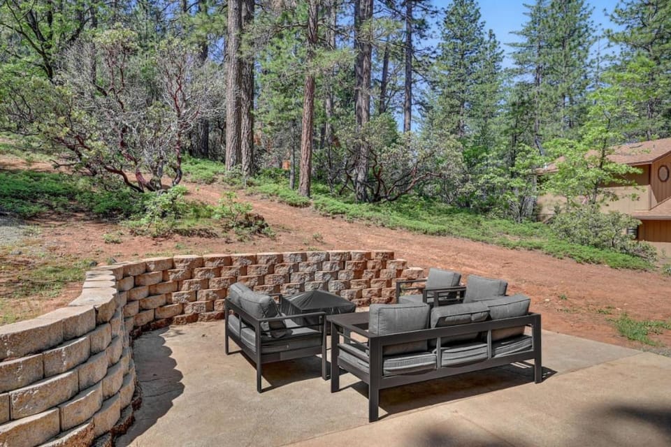 Great Cabin w AC I Firepit I Fireplace King bed Cabin in Arnold