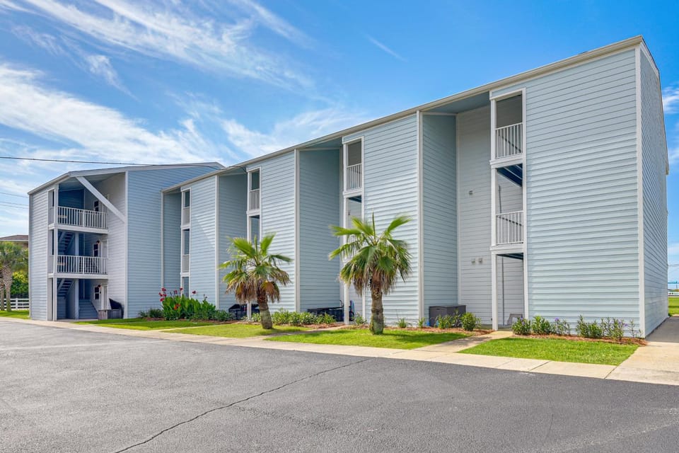 Unwind Poolside, Walk to Shore! Miramar Beach Gem House in Miramar Beach