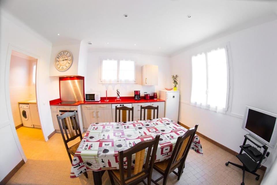 Kitchen or kitchenette, Communal kitchen
