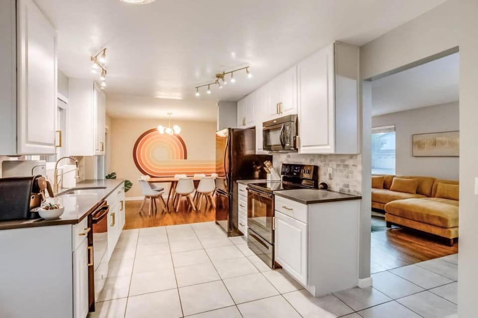 Hot Tub Modern Home Great Location House in Westminster