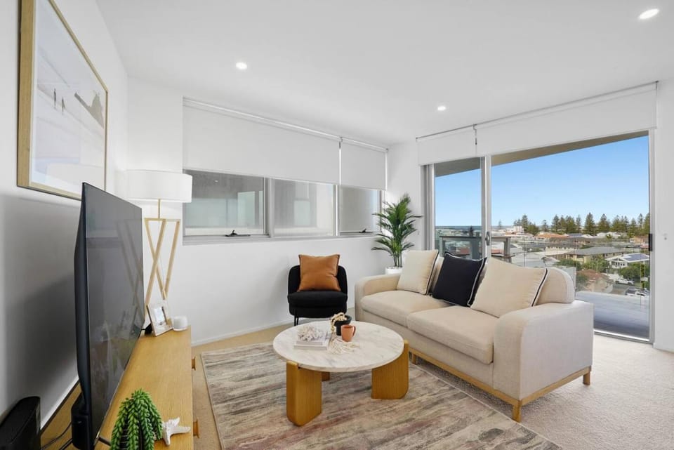 TV and multimedia, Living room, Seating area, Evening entertainment