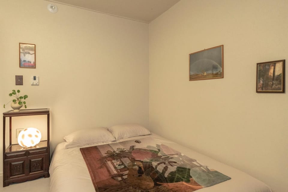 Bed, Living room, Bedroom, air conditioner
