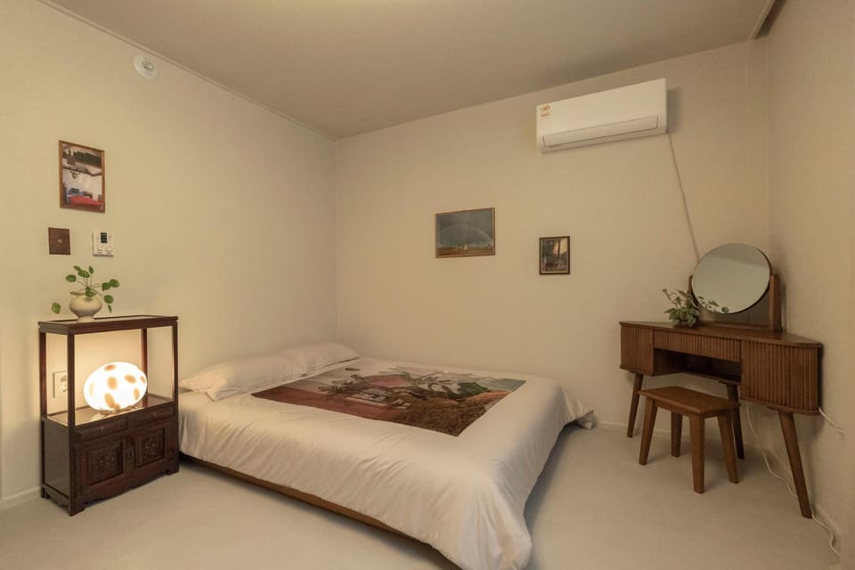 Bed, Living room, Bedroom, air conditioner