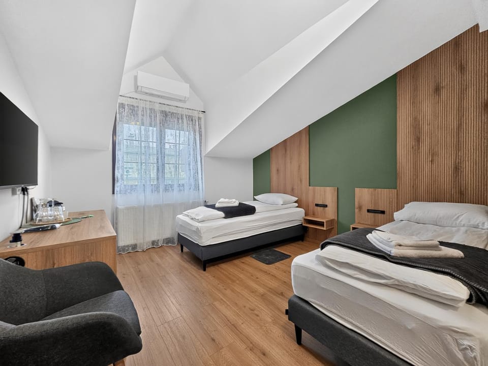 Bed, TV and multimedia, Photo of the whole room