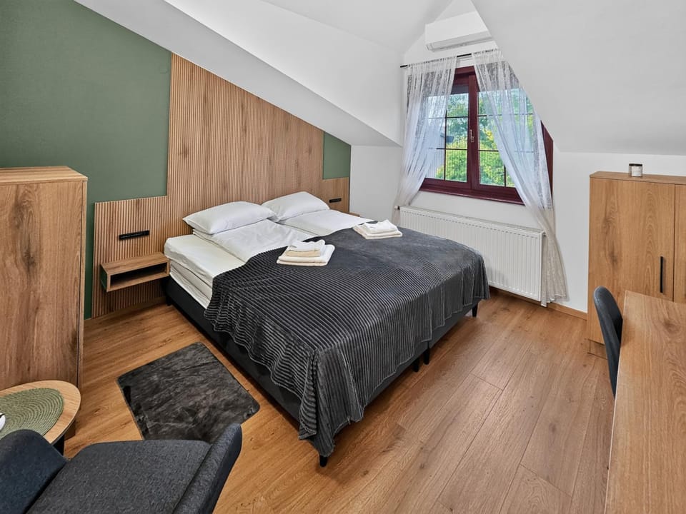 Bed, Photo of the whole room, towels