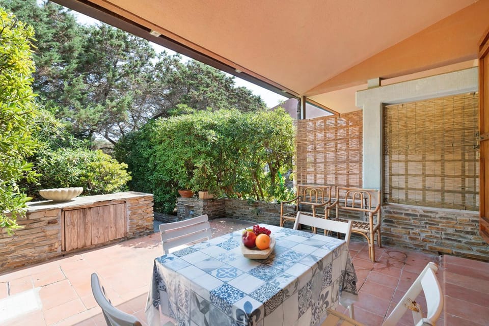 Property building, Balcony/Terrace, Living room