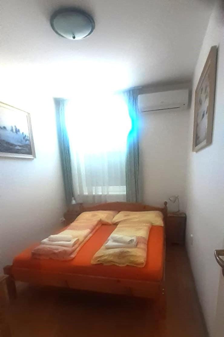 Bed, Bedroom, air conditioner