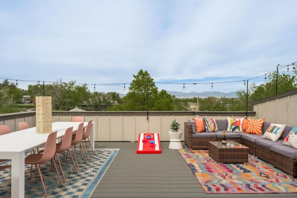 Hot Tub Rooftop Game Room 5 Bathrooms House in Denver