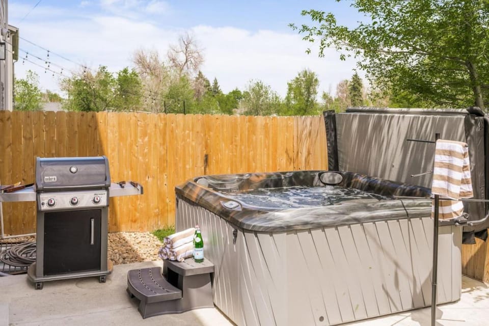 Hot Tub Rooftop Game Room 5 Bathrooms House in Denver