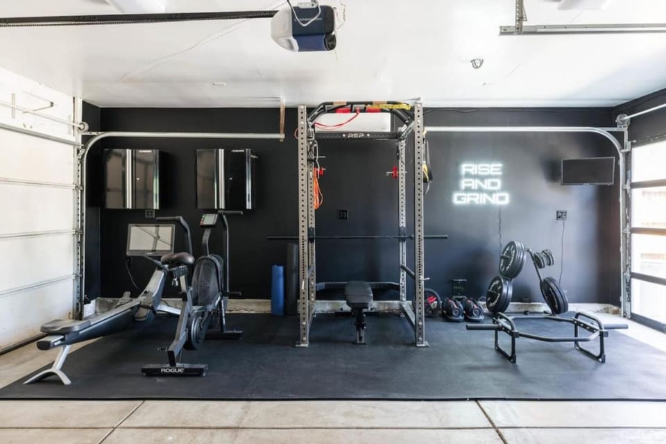 5 Star Retreat Gym Private Office House in Thornton