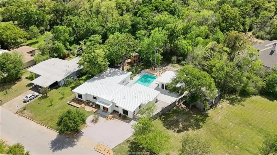Vine Retreat | Near Texas A&M by StayLage House in College Station
