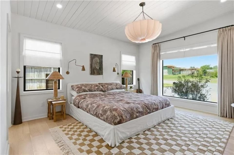 Vine Retreat | Near Texas A&M by StayLage House in College Station