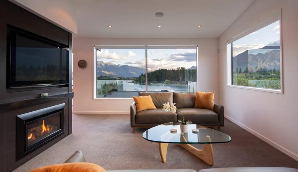 Walk to town 5 bedroom house spa pool table House in Queenstown