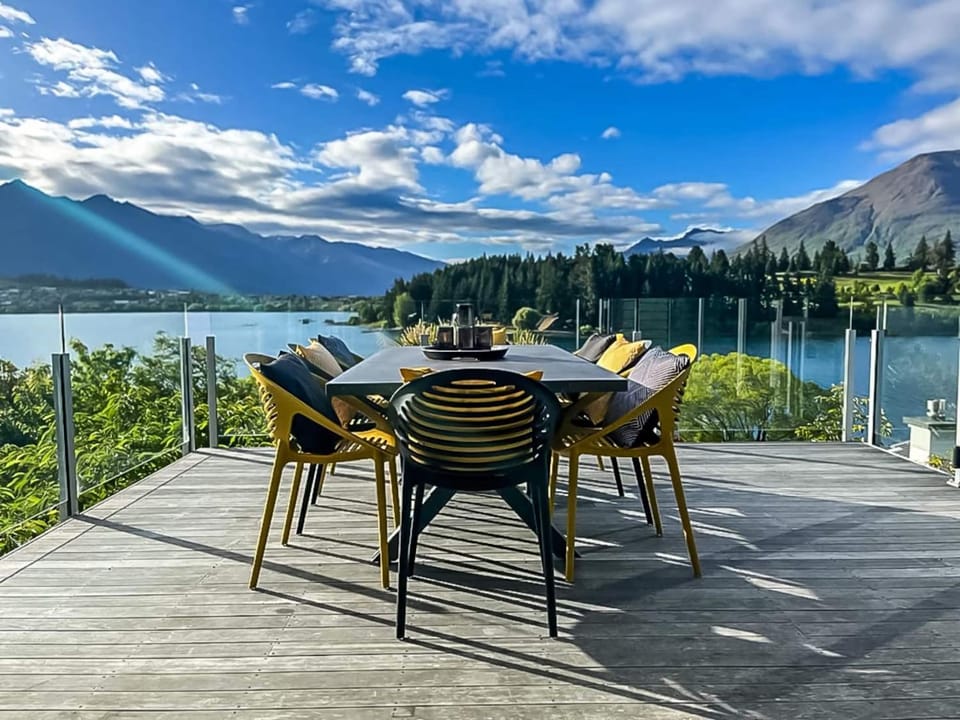 Walk to town 5 bedroom house spa pool table House in Queenstown