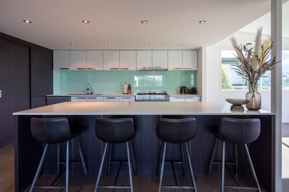 Walk to town 5 bedroom house spa pool table House in Queenstown