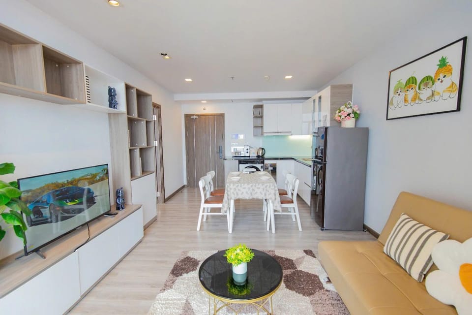TV and multimedia, Kitchen or kitchenette, Living room, Seating area, Dining area