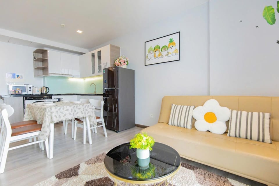 Kitchen or kitchenette, Seating area, Dining area, stove