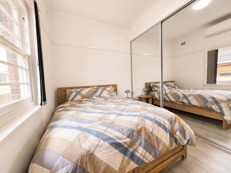 Rare 3BR Parramatta House Walk to CBD Sleeps 8 Aircon Heating BBQ Cricket Pitch House in Parramatta