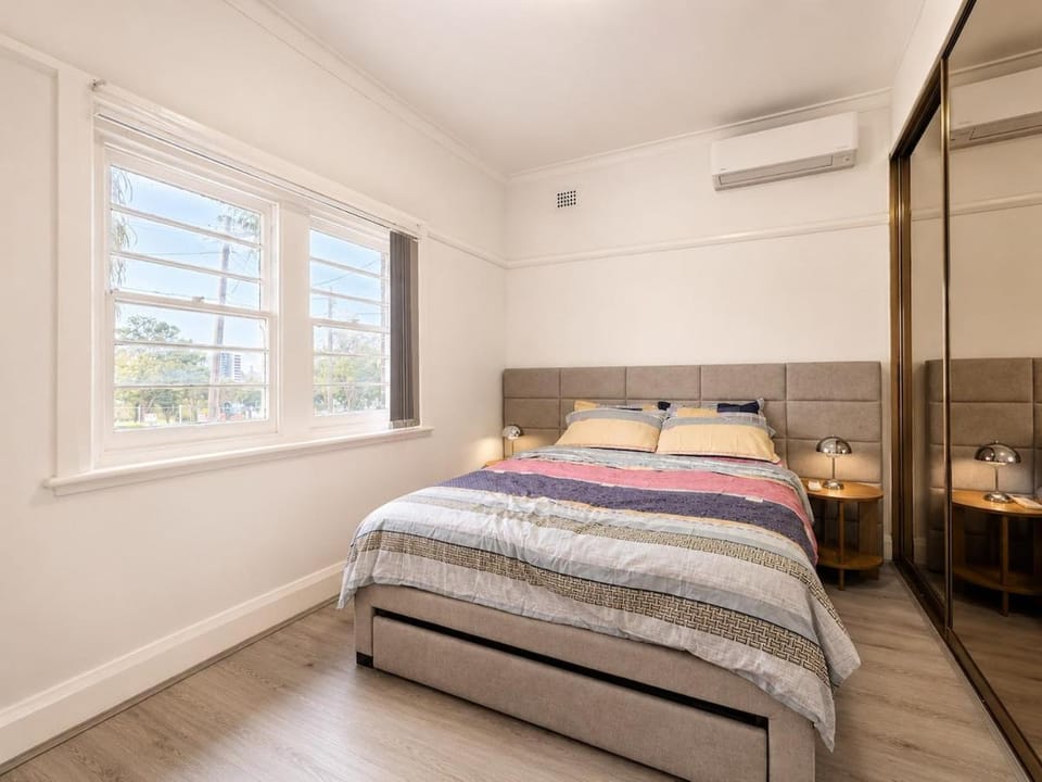 Rare 3BR Parramatta House Walk to CBD Sleeps 8 Aircon Heating BBQ Cricket Pitch House in Parramatta