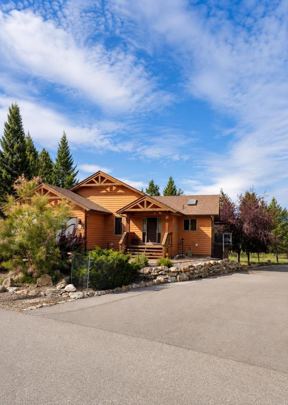 Log Style Home with Hot Tub by StayIn Apartment in Radium Hot Springs