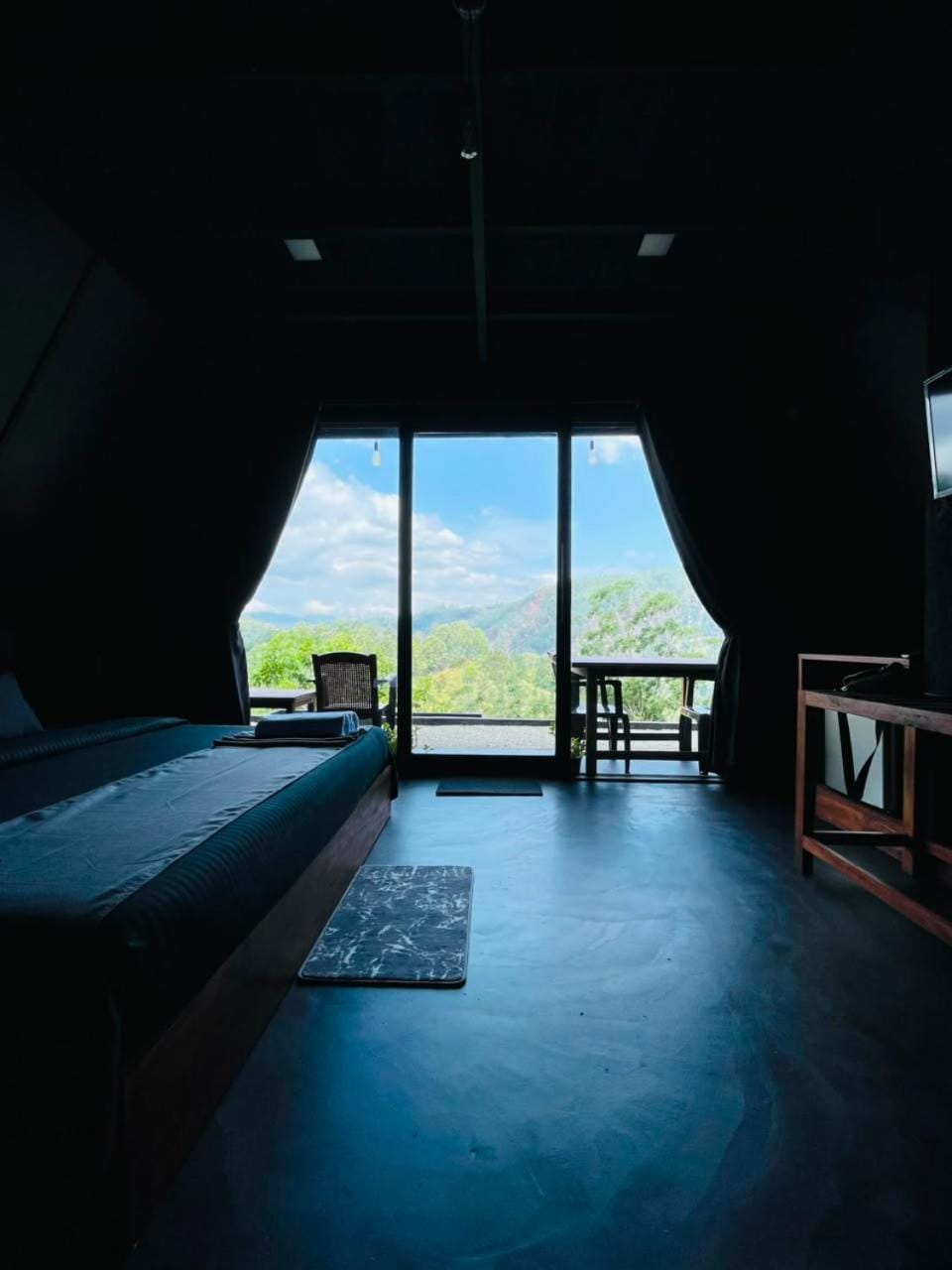 Bedroom, Mountain view