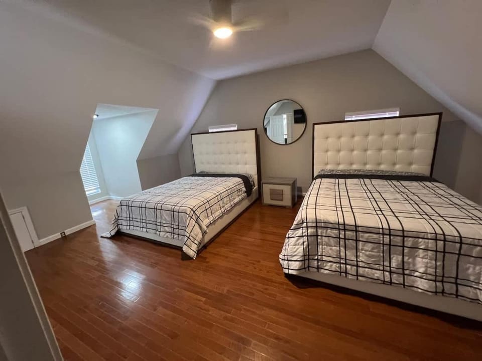 Sleek Gainesville Apartment mins from downtown House in Lake Lanier