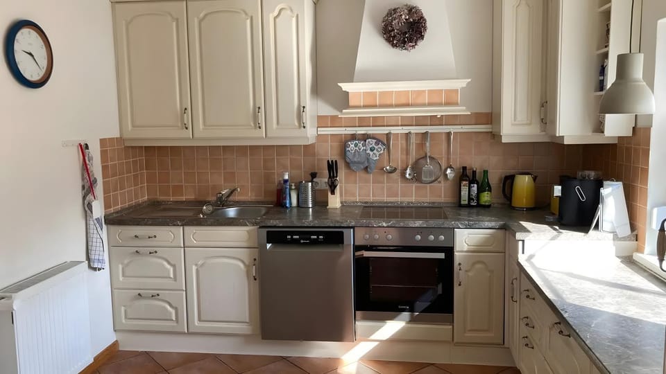 Kitchen or kitchenette, Living room