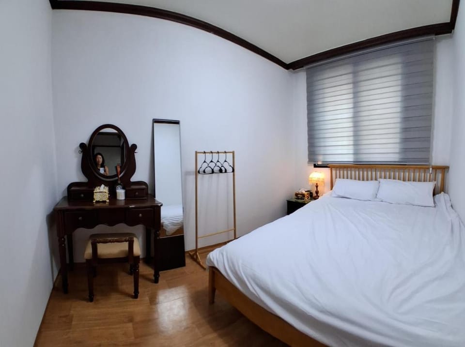 Spacious 2-Bedroom Home near Osan Air Base & Sinjang Shopping Mall Villa in Pyeongtaek-si