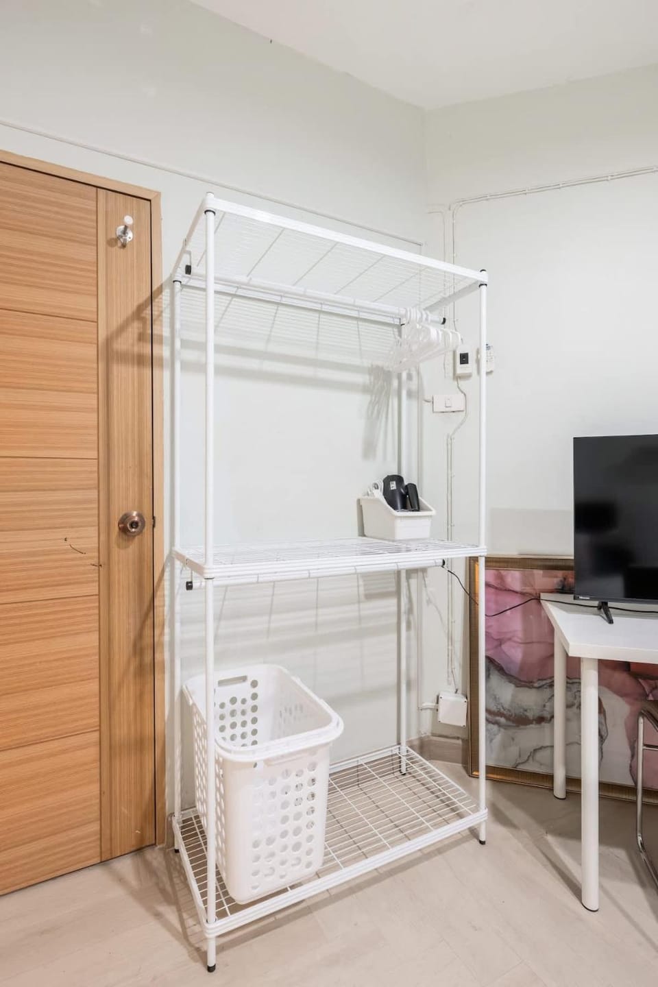 Bed, TV and multimedia, Photo of the whole room