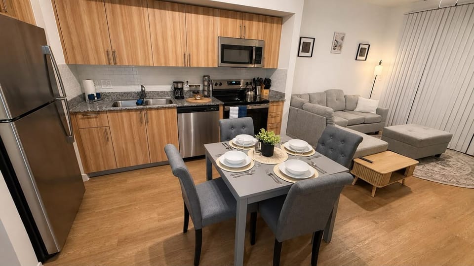 Kitchen or kitchenette, Dining area