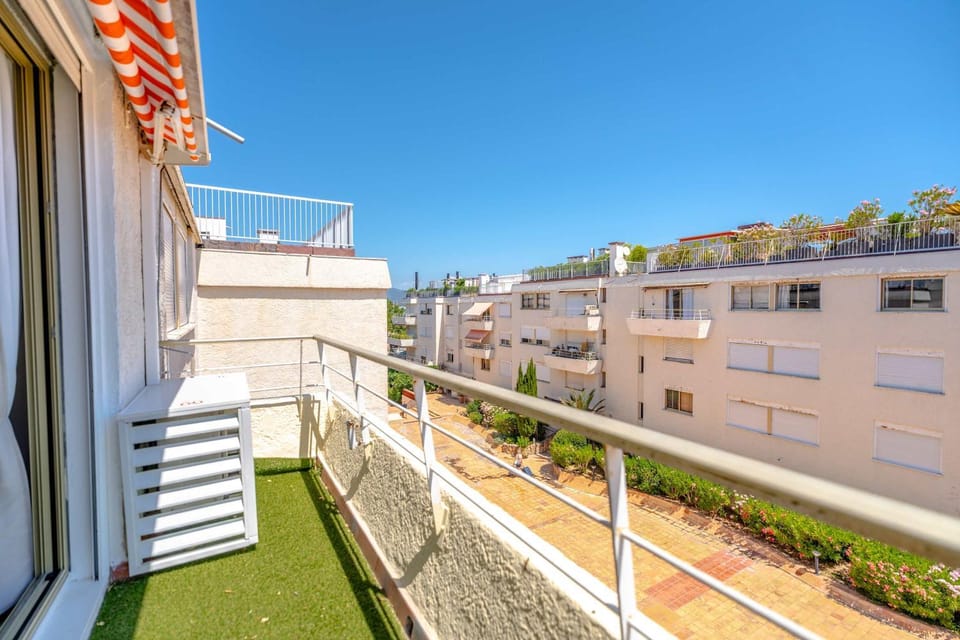 Lou Cigaloun l Balcony pool l Shellter-Rentals Apartment in Saint-Tropez